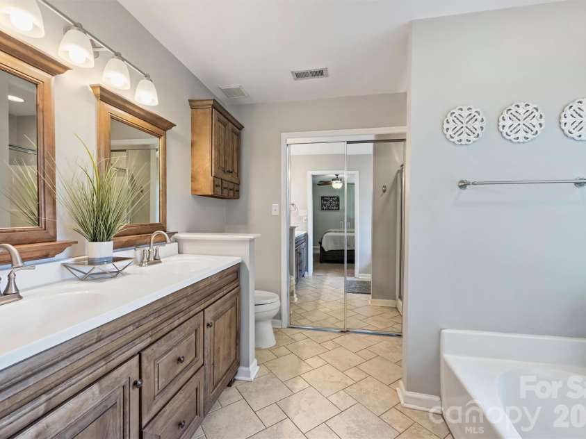 6000 Burnt Mill Run, Matthews, NC 28104.  MLS# CAR4389351, YatesRealty ID 30310. 