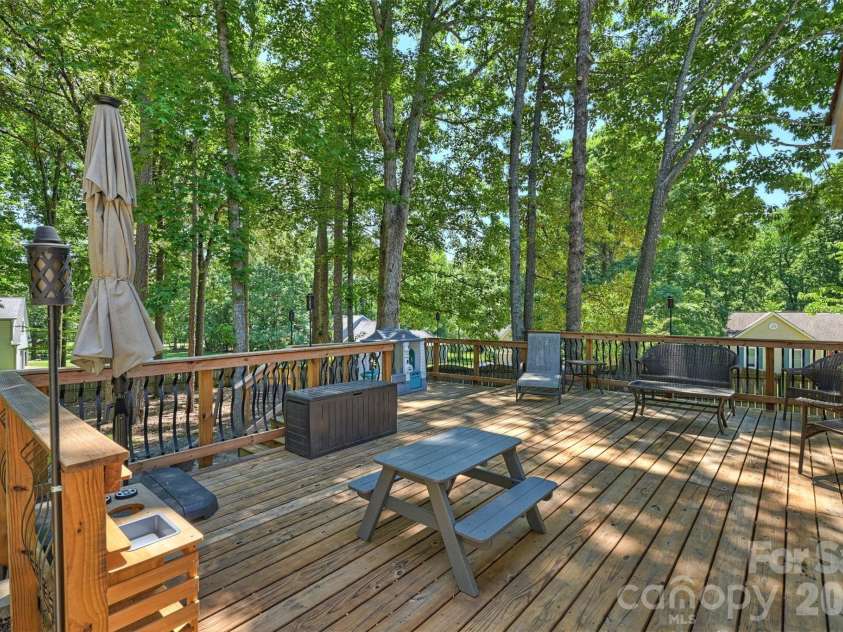 6000 Burnt Mill Run, Matthews, NC 28104.  MLS# CAR4389351, YatesRealty ID 30310. 