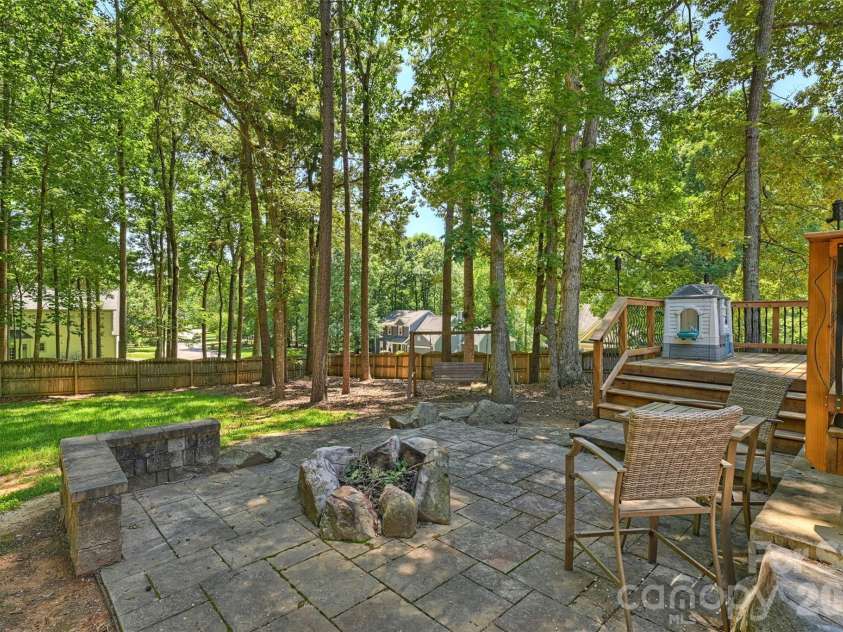 6000 Burnt Mill Run, Matthews, NC 28104.  MLS# CAR4389351, YatesRealty ID 30310. 