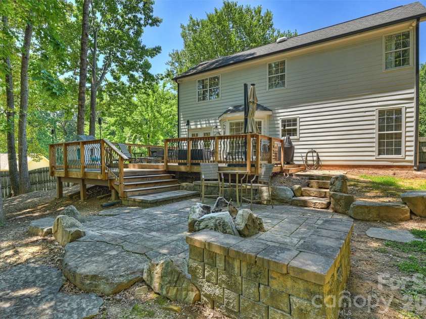 6000 Burnt Mill Run, Matthews, NC 28104.  MLS# CAR4389351, YatesRealty ID 30310. 
