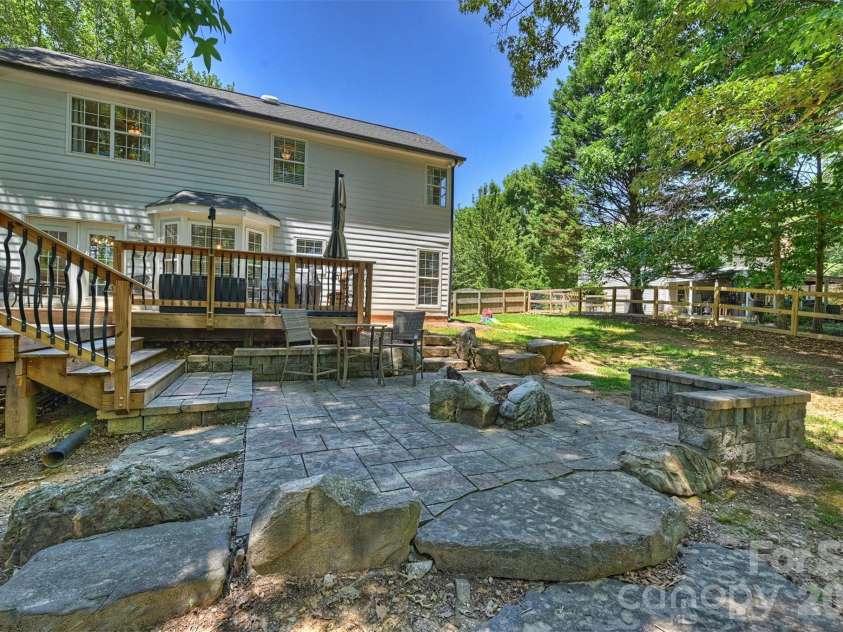 6000 Burnt Mill Run, Matthews, NC 28104.  MLS# CAR4389351, YatesRealty ID 30310. 