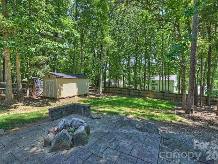 6000 Burnt Mill Run, Matthews, NC 28104.  MLS# CAR4389351, YatesRealty ID 30310. 