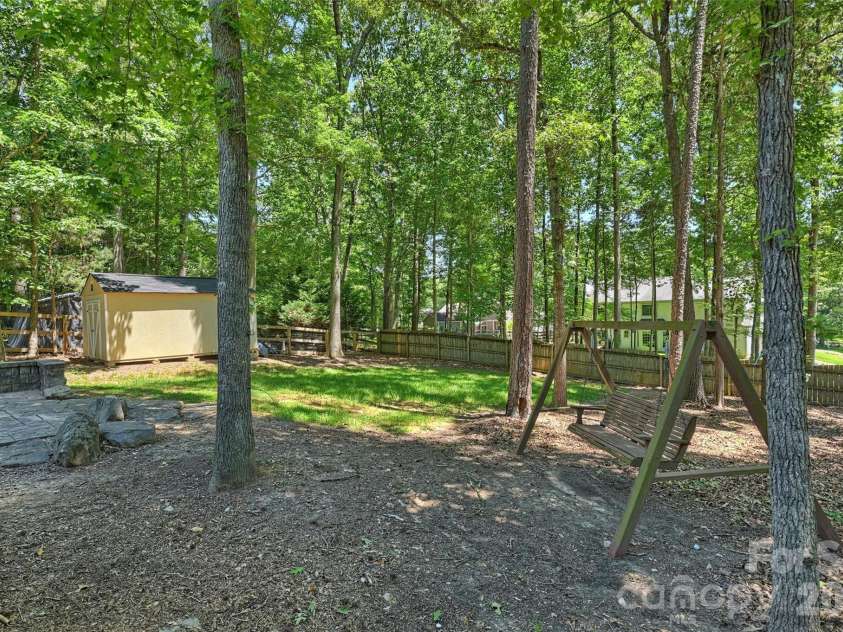 6000 Burnt Mill Run, Matthews, NC 28104.  MLS# CAR4389351, YatesRealty ID 30310. 