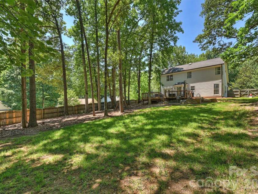 6000 Burnt Mill Run, Matthews, NC 28104.  MLS# CAR4389351, YatesRealty ID 30310. 