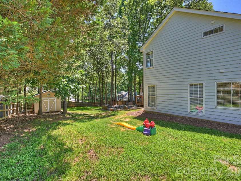 6000 Burnt Mill Run, Matthews, NC 28104.  MLS# CAR4389351, YatesRealty ID 30310. 