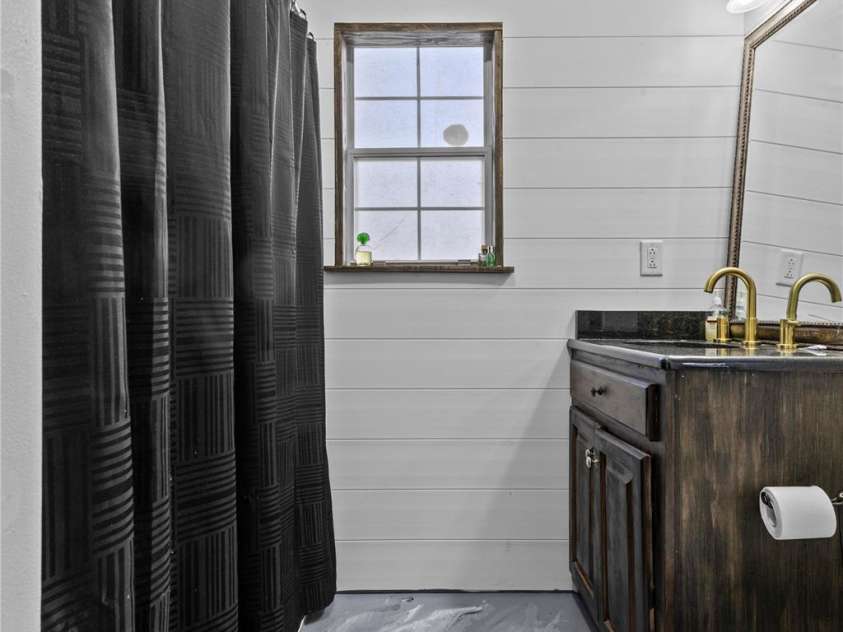 117 Robinson Avenue, Matthews, NC 28104.  MLS# CAR4388191, YatesRealty ID 30314. ADU Full Bathroom