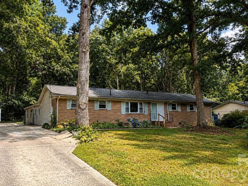 117 Robinson Avenue, Matthews, NC 28104.  MLS# CAR4388191, YatesRealty ID 30314. Front Yard