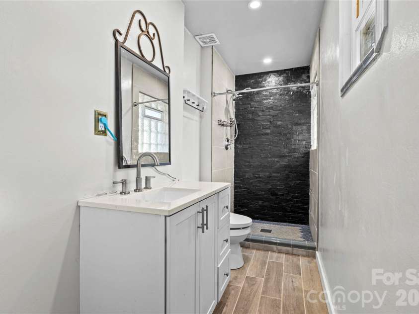 117 Robinson Avenue, Matthews, NC 28104.  MLS# CAR4388191, YatesRealty ID 30314. Primary Full Bathroom