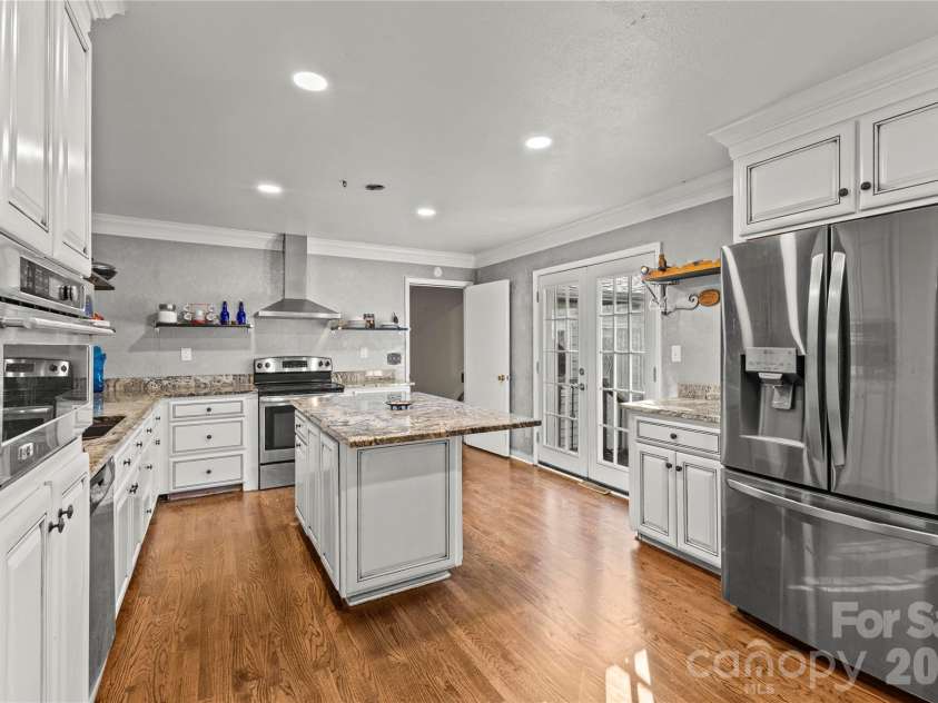117 Robinson Avenue, Matthews, NC 28104.  MLS# CAR4388191, YatesRealty ID 30314. Primary Kitchen