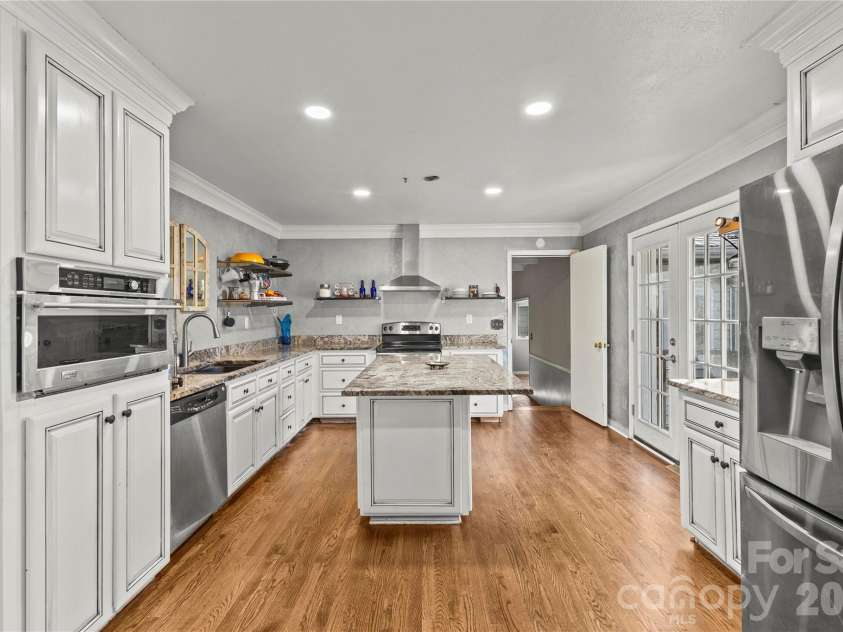 117 Robinson Avenue, Matthews, NC 28104.  MLS# CAR4388191, YatesRealty ID 30314. Primary Kitchen