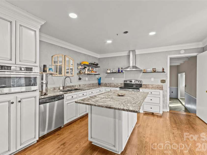 117 Robinson Avenue, Matthews, NC 28104.  MLS# CAR4388191, YatesRealty ID 30314. Primary Kitchen