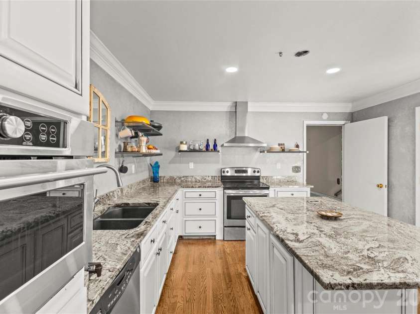 117 Robinson Avenue, Matthews, NC 28104.  MLS# CAR4388191, YatesRealty ID 30314. Primary Kitchen