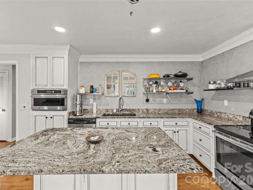 117 Robinson Avenue, Matthews, NC 28104.  MLS# CAR4388191, YatesRealty ID 30314. Primary Kitchen