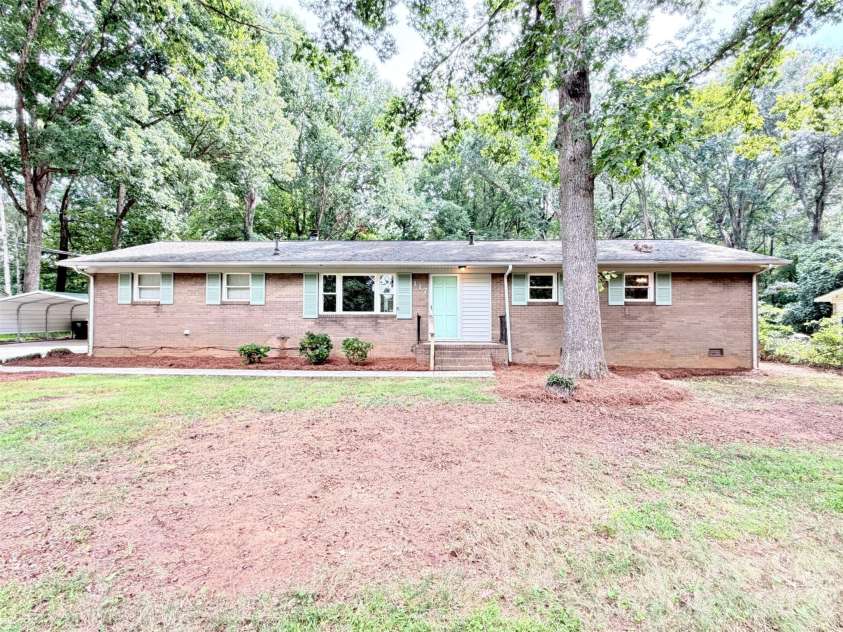 117 Robinson Avenue, Matthews, NC 28104.  MLS# CAR4422438, YatesRealty ID 30314. 