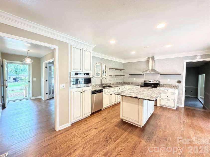 117 Robinson Avenue, Matthews, NC 28104.  MLS# CAR4422438, YatesRealty ID 30314. 