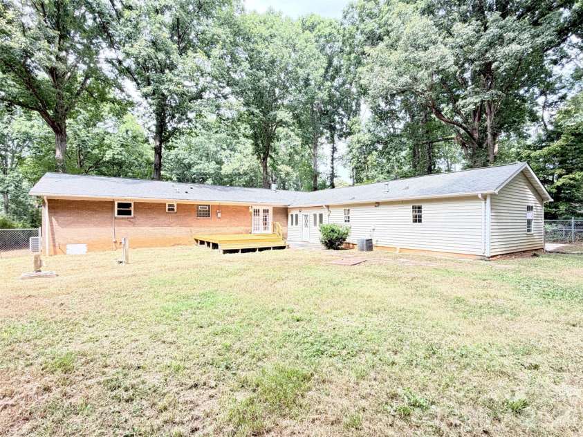 117 Robinson Avenue, Matthews, NC 28104.  MLS# CAR4422438, YatesRealty ID 30314. 