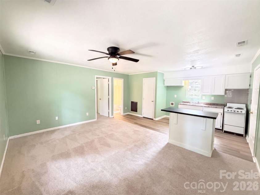 117 Robinson Avenue, Matthews, NC 28104.  MLS# CAR4422438, YatesRealty ID 30314. 
