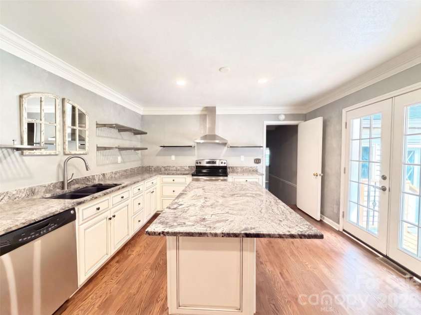 117 Robinson Avenue, Matthews, NC 28104.  MLS# CAR4422438, YatesRealty ID 30314. 