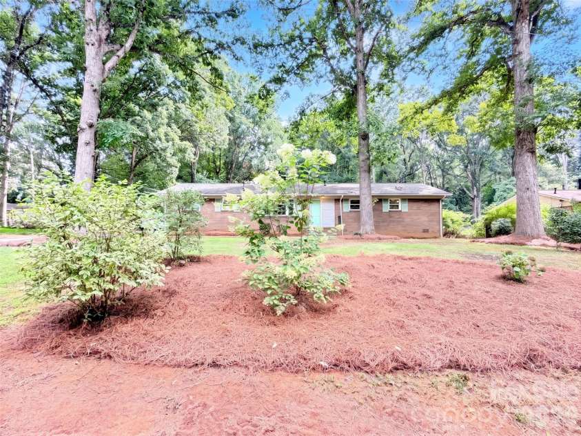 117 Robinson Avenue, Matthews, NC 28104.  MLS# CAR4422438, YatesRealty ID 30314. 