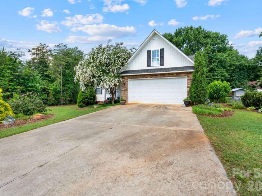 1621 Herbie Circle, Newton, NC 28658.  MLS# CAR4393224, YatesRealty ID 30316. 