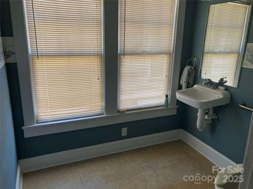 415 Warren Street, Shelby, NC 28150.  MLS# CAR4238221, YatesRealty ID 30317. 