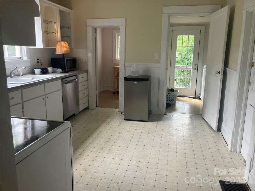 415 Warren Street, Shelby, NC 28150.  MLS# CAR4238221, YatesRealty ID 30317. 