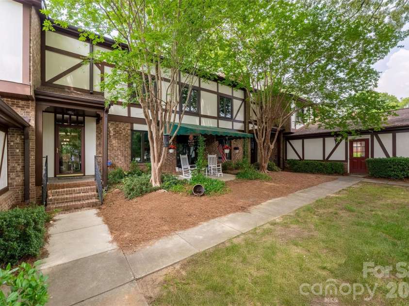 7226 Quail Meadow Lane, Charlotte, NC 28210.  MLS# CAR4391391, YatesRealty ID 30318. 