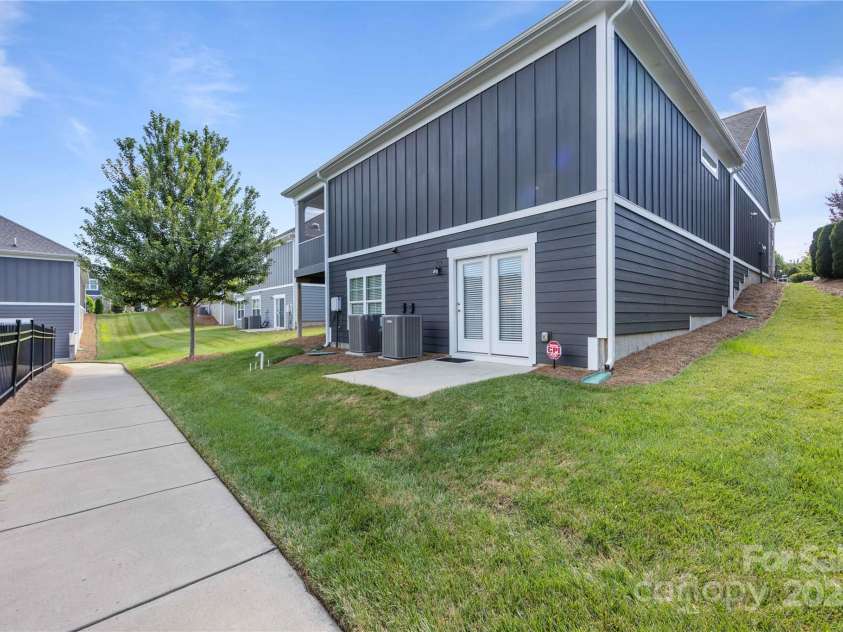 15012 Courtside Cove Lane, Cornelius, NC 28031.  MLS# CAR4286035, YatesRealty ID 30321. 