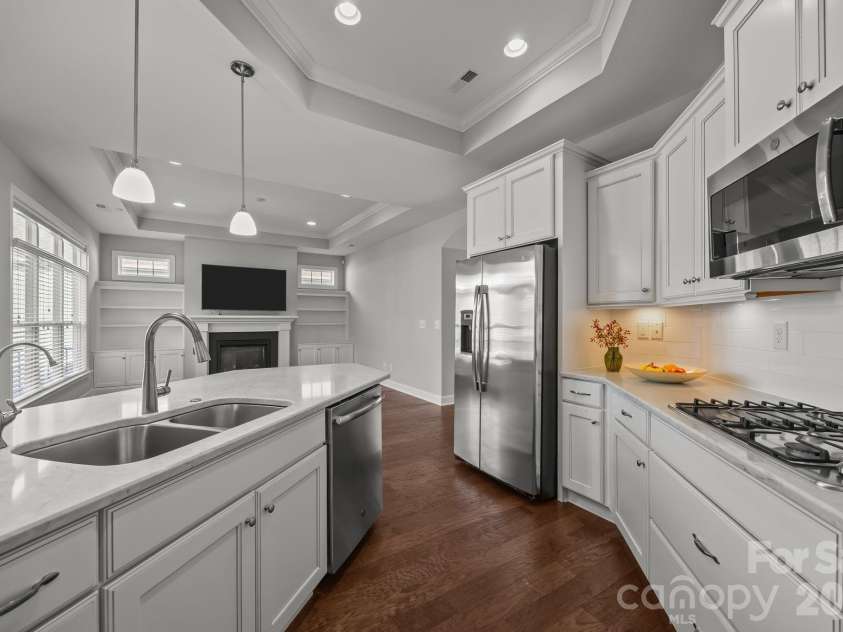 15012 Courtside Cove Lane, Cornelius, NC 28031.  MLS# CAR4326155, YatesRealty ID 30321. Kitchen view to living room