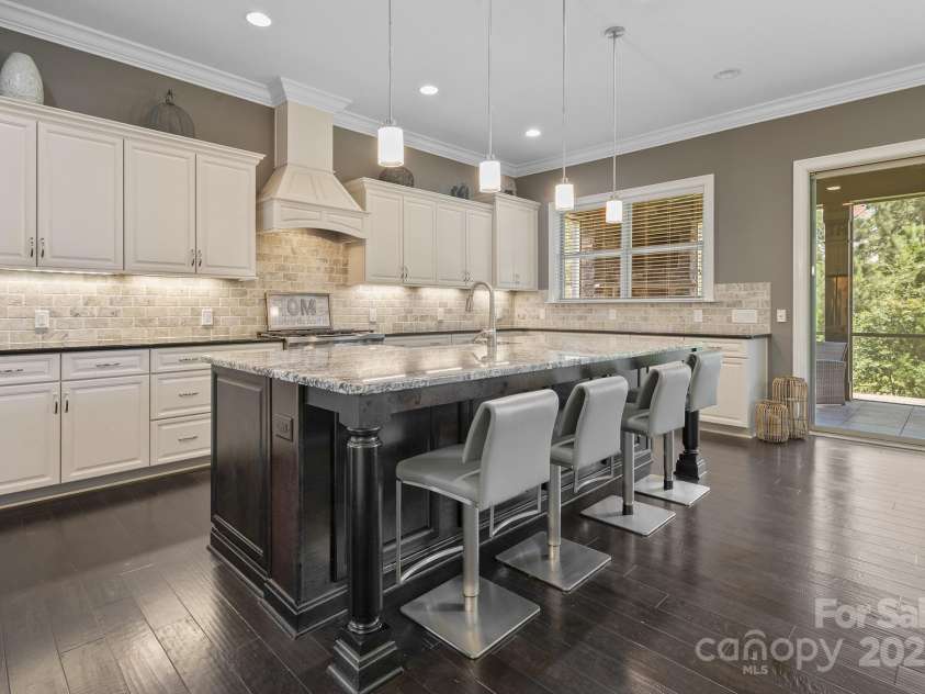 426 Kirkbride Court, Fort Mill, SC 29715.  MLS# CAR4270139, YatesRealty ID 30322. Engineered hardwoods on 1st floor