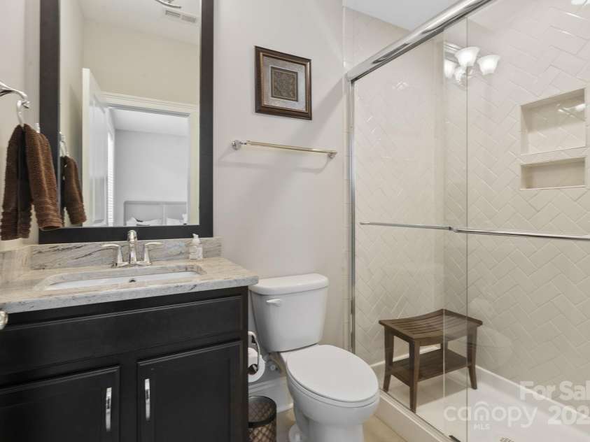 426 Kirkbride Court, Fort Mill, SC 29715.  MLS# CAR4270139, YatesRealty ID 30322. Ensuite Bath for Upstairs Guest Bedroom