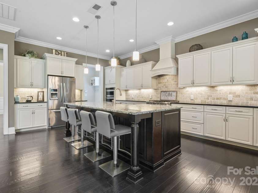 426 Kirkbride Court, Fort Mill, SC 29715.  MLS# CAR4270139, YatesRealty ID 30322. Gourmet Kitchen