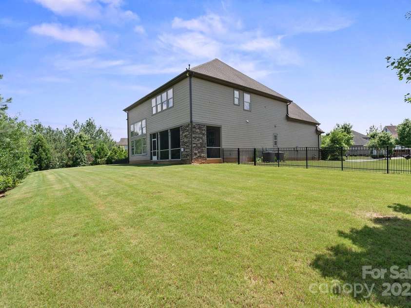 426 Kirkbride Court, Fort Mill, SC 29715.  MLS# CAR4270139, YatesRealty ID 30322. Large, fenced back yard