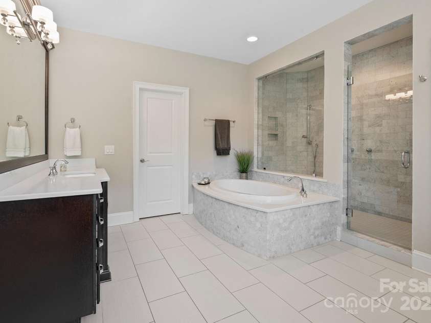 426 Kirkbride Court, Fort Mill, SC 29715.  MLS# CAR4270139, YatesRealty ID 30322. Primary Bath w/soaking tub & walk in shower