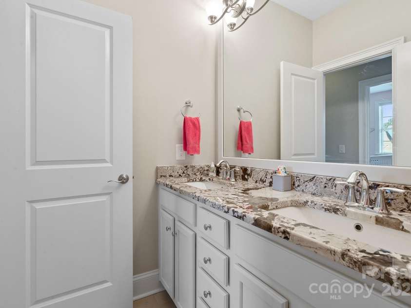 426 Kirkbride Court, Fort Mill, SC 29715.  MLS# CAR4270139, YatesRealty ID 30322. Upstairs Hall Bath