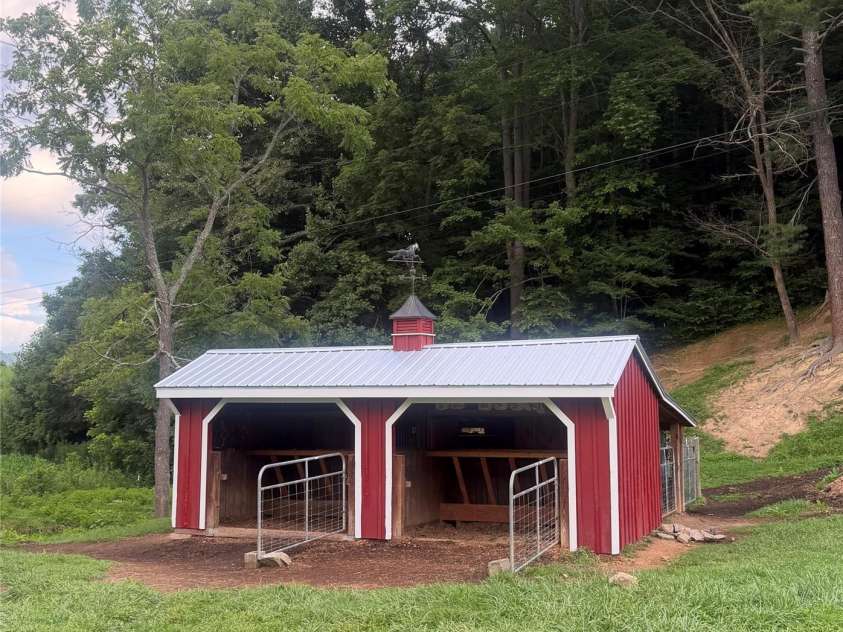 227 Black Bear Cove, Clyde, NC 28721.  MLS# CAR4393191, YatesRealty ID 30326. Barn
