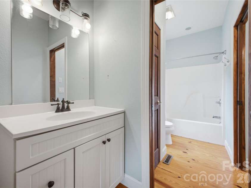 227 Black Bear Cove, Clyde, NC 28721.  MLS# CAR4393191, YatesRealty ID 30326. Jack & Jill Bath