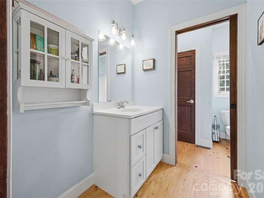 227 Black Bear Cove, Clyde, NC 28721.  MLS# CAR4393191, YatesRealty ID 30326. Jack & Jill Bath