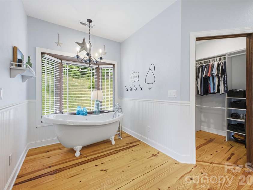 227 Black Bear Cove, Clyde, NC 28721.  MLS# CAR4393191, YatesRealty ID 30326. Master Soaker Tub