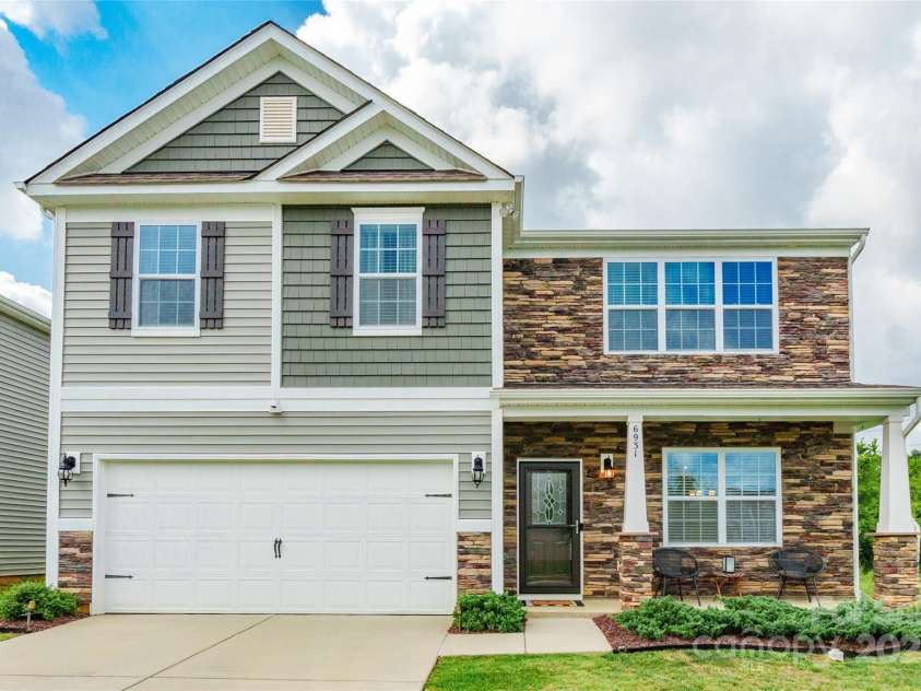 6931 Pennyroyal Way, Charlotte, NC 28216.  MLS# CAR4285386, YatesRealty ID 30327. 