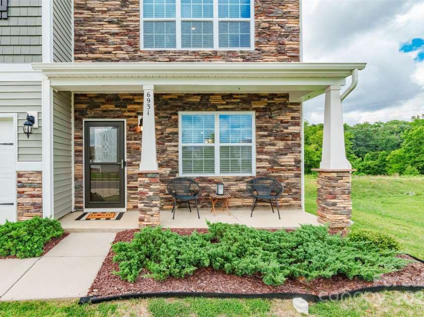 6931 Pennyroyal Way, Charlotte, NC 28216.  MLS# CAR4285386, YatesRealty ID 30327. 