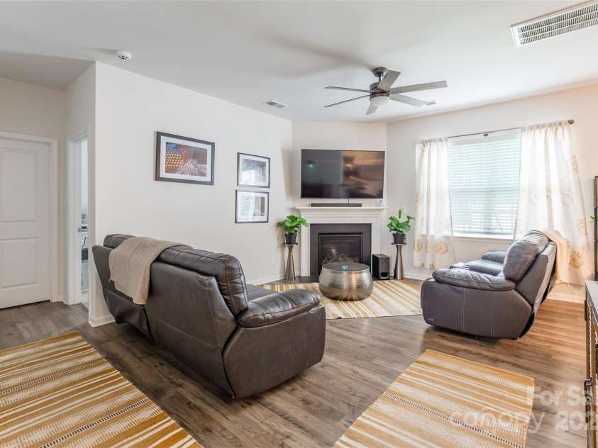 6931 Pennyroyal Way, Charlotte, NC 28216.  MLS# CAR4285386, YatesRealty ID 30327. 