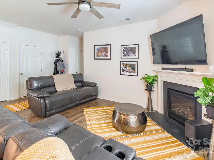 6931 Pennyroyal Way, Charlotte, NC 28216.  MLS# CAR4285386, YatesRealty ID 30327. 