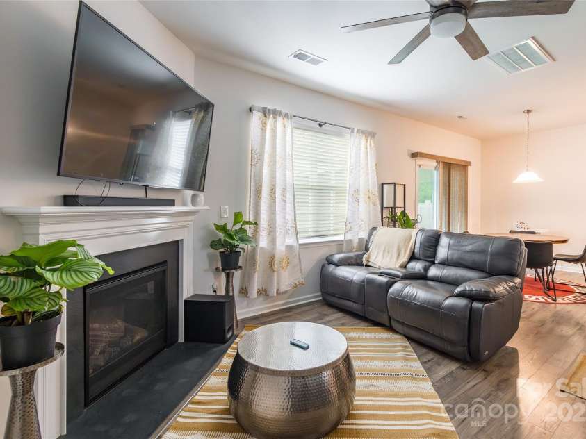 6931 Pennyroyal Way, Charlotte, NC 28216.  MLS# CAR4285386, YatesRealty ID 30327. 