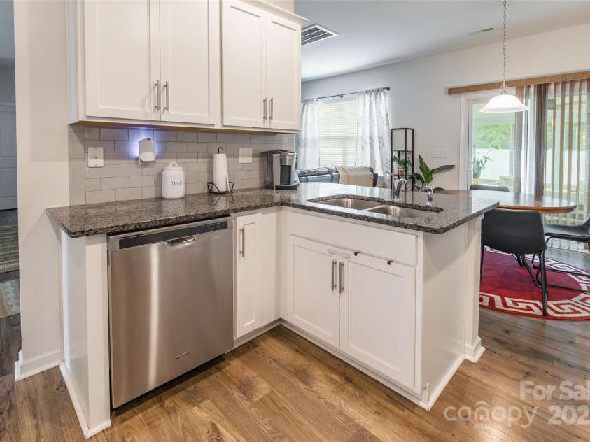 6931 Pennyroyal Way, Charlotte, NC 28216.  MLS# CAR4285386, YatesRealty ID 30327. 