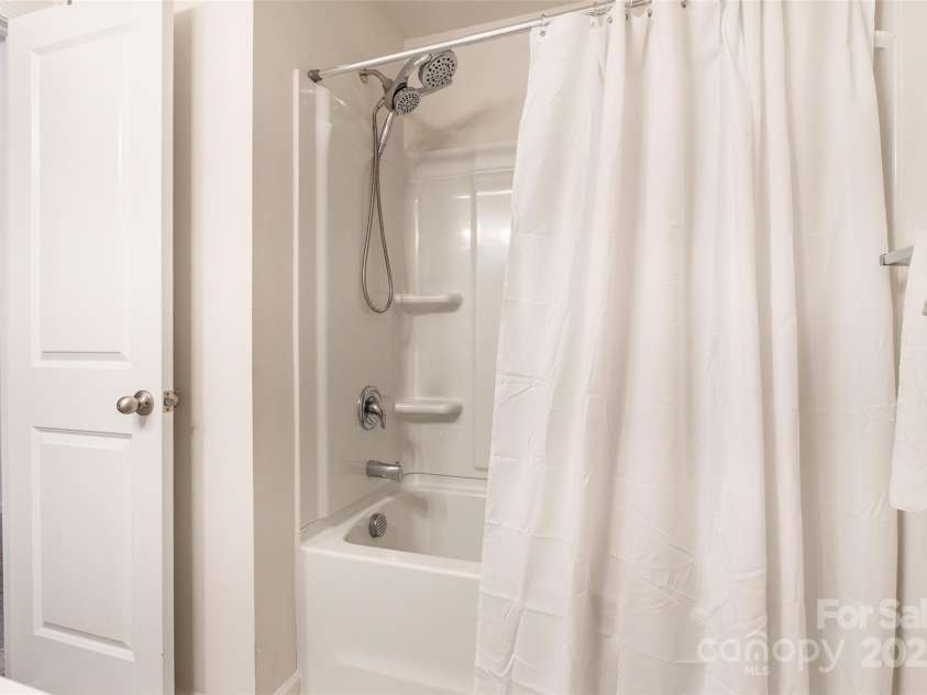 6931 Pennyroyal Way, Charlotte, NC 28216.  MLS# CAR4285386, YatesRealty ID 30327. 
