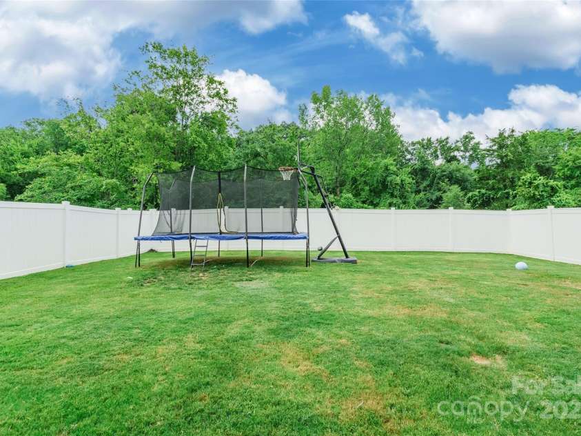 6931 Pennyroyal Way, Charlotte, NC 28216.  MLS# CAR4285386, YatesRealty ID 30327. 
