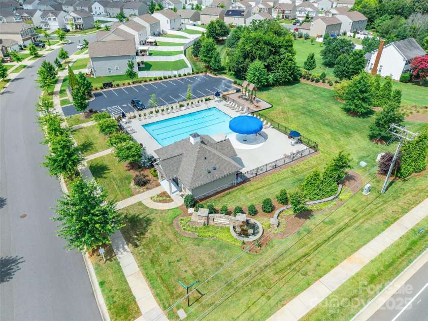 6931 Pennyroyal Way, Charlotte, NC 28216.  MLS# CAR4285386, YatesRealty ID 30327. 