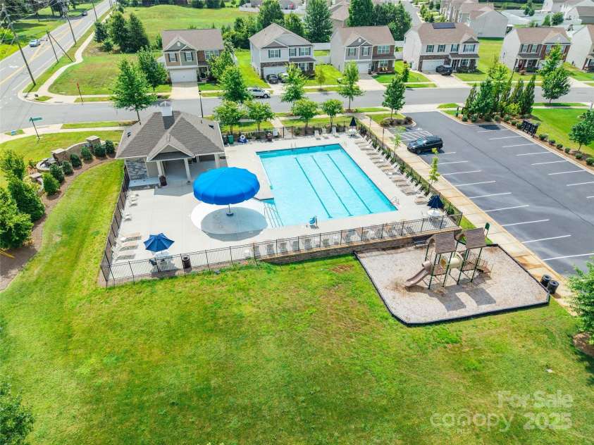 6931 Pennyroyal Way, Charlotte, NC 28216.  MLS# CAR4285386, YatesRealty ID 30327. 