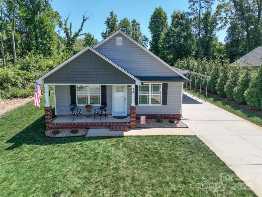 131 Crescent Street, Kannapolis, NC 28081.  MLS# CAR4286289, YatesRealty ID 30328. 